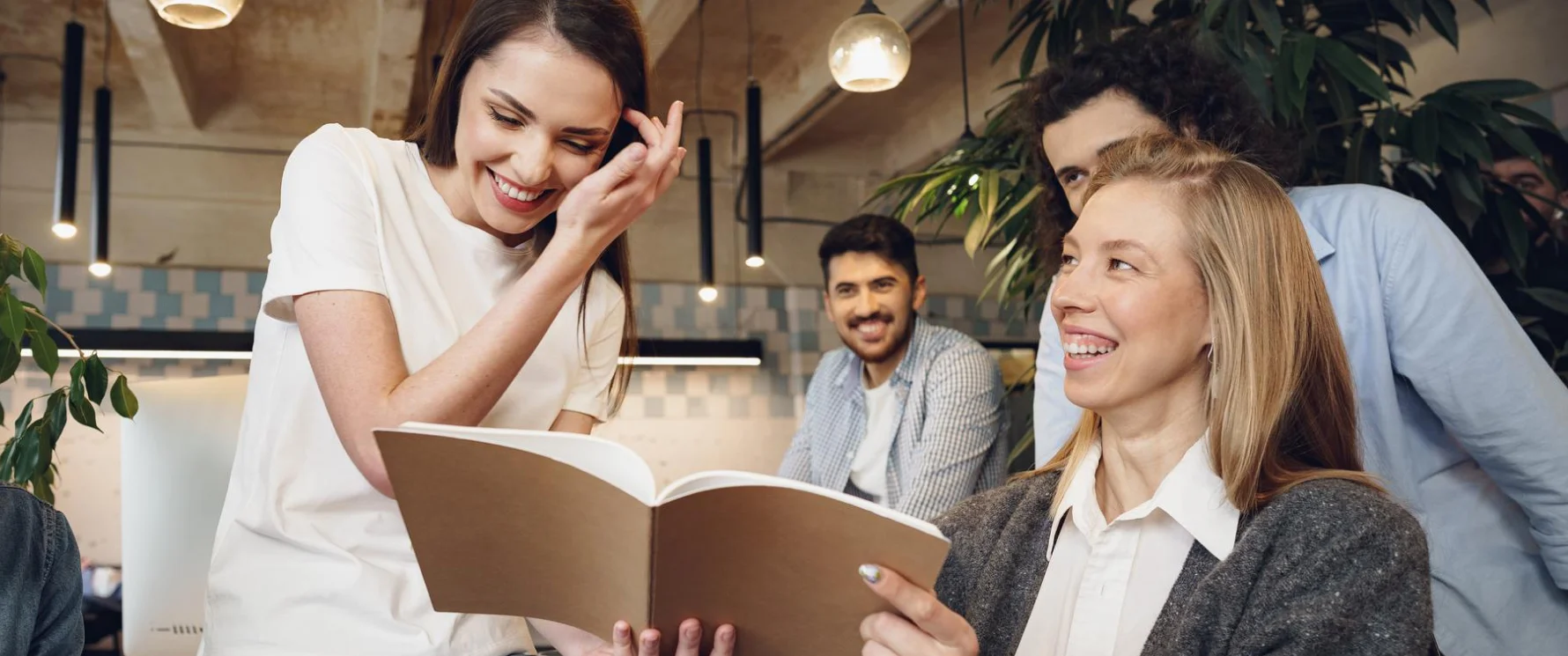 Grupo de Pessoas a conversas | Portugal Positivo by Visar